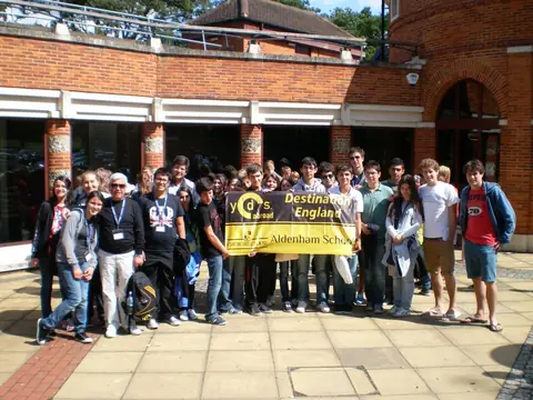 Aldenham School avlusunda pankartla poz veren öğrenciler