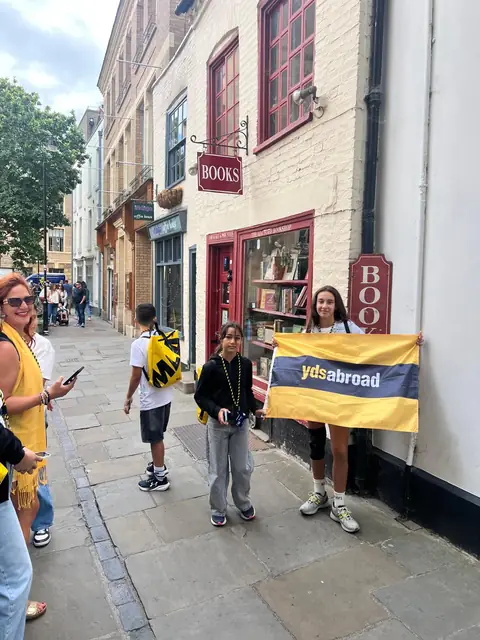 Oxford'da kitapçı sokağında pankart tutan öğrenciler