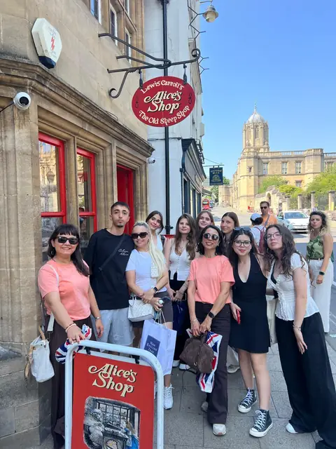 Oxford'da Alice's Shop önünde öğrenci grubu