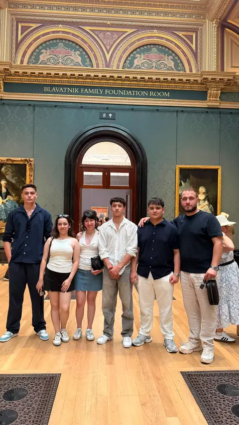 Sanat galerisinin salonunda yan yana duran grup