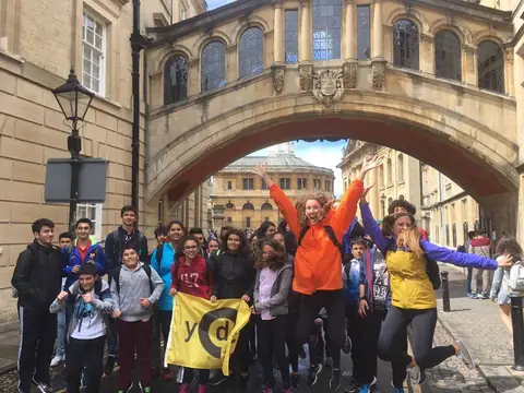 Oxford'da İç Çekişler Köprüsü altında neşeli öğrenciler