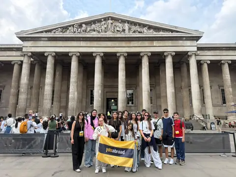 British Museum'un sütunlu cephesi önünde toplu fotoğraf