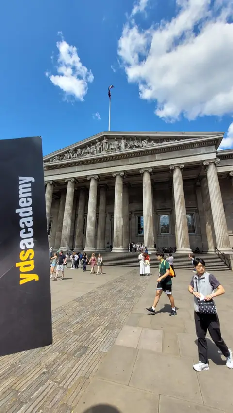 British Museum önünde YDS Academy bayrağı