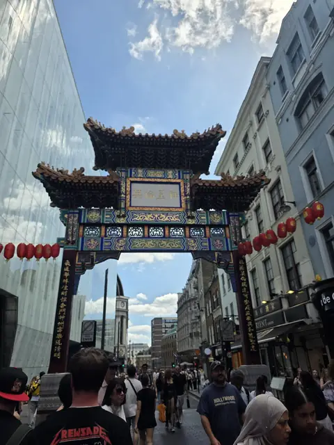 Chinatown kapısından geçen grup