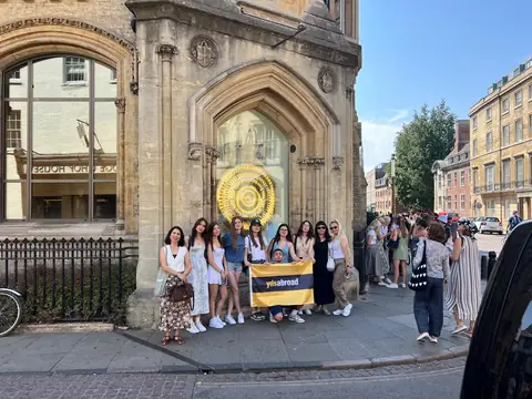 Cambridge'de Corpus Saati önünde pankartlı grup