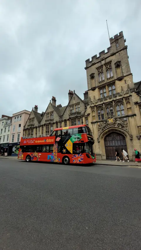 Oxford High Street'te kırmızı tur otobüsü