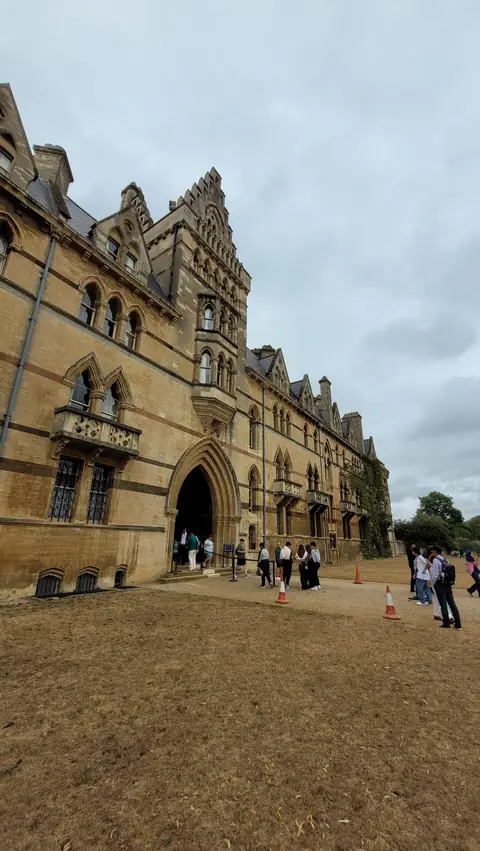 Oxford'da tarihi bir kolejin girişi