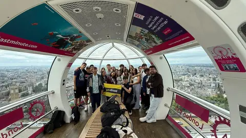 London Eye kapsülünün içinde öğrenci grubu