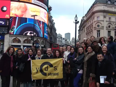 Piccadilly Circus'ta akşamüstü toplu fotoğraf