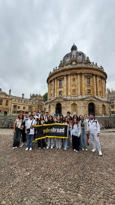 Radcliffe Camera önünde pankartla toplu fotoğraf