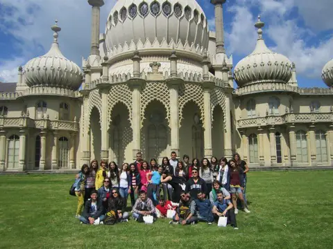 Brighton Royal Pavilion önünde toplu fotoğraf