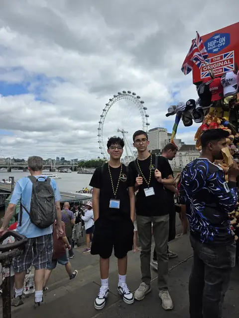 South Bank'te, arkada London Eye ile iki öğrenci