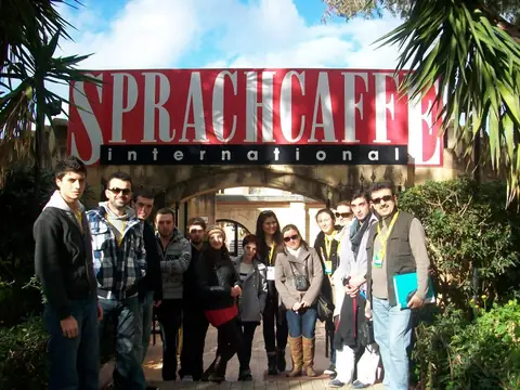 Malta'da Sprachcaffe okulunun önünde öğrenciler