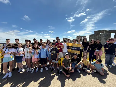 Stonehenge önünde kalabalık öğrenci grubu