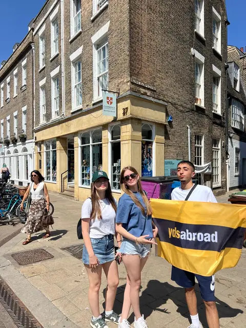 Oxford'da bir köşede pankart tutan arkadaşlar