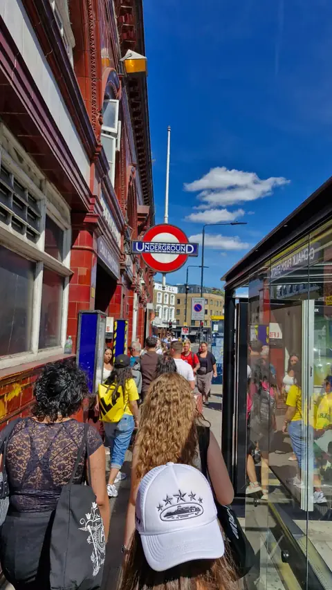 Londra metrosunun sokak girişinde öğrenciler